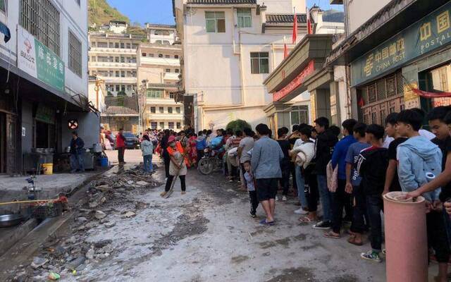 受昨晚地震影响，小河中学师生从校舍撤离躲避，于今天上午有序返回。图/云南地震局官方微博