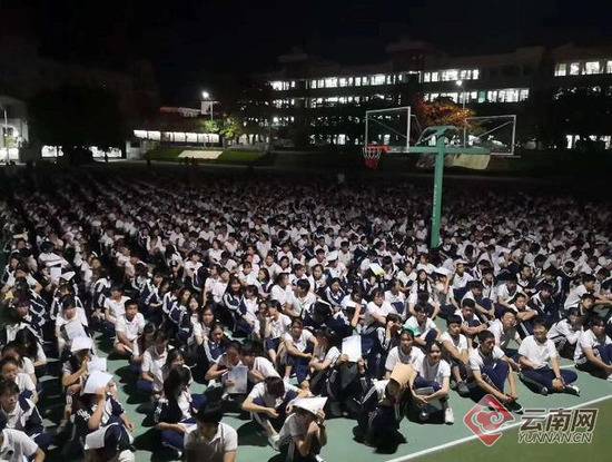 巧家高中师生有序撤离至操场