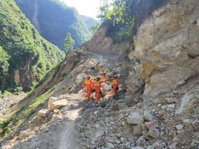 消防人员在巧家县开展救灾工作。来源：云南省消防救援总队
