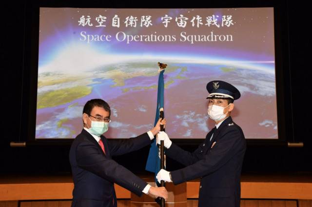 河野太郎向宇宙作战队授予军旗图源：日本防卫省