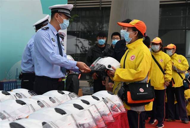 一条通知引发头盔抢购潮，上海会处罚骑电动车不带头盔吗？