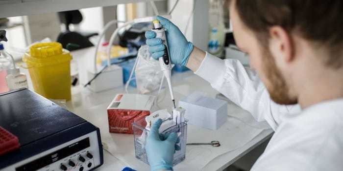 ▲哥本哈根大学研究人员进行新冠疫苗研究。图据《商业内幕》