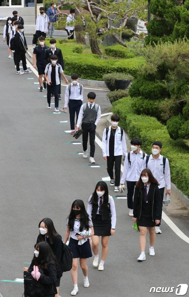  5月20日，韩国大田某高中，学生排队进入校园。（news 1）