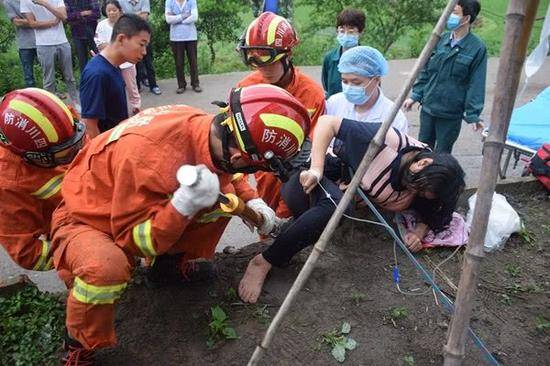 女子翻越台阶被钢筋刺穿 四川达州消防剪切救援