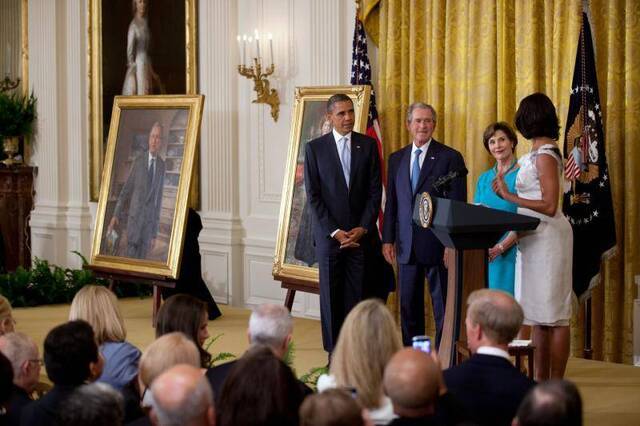 2012年5月31日，奥巴马夫妇在白宫东厅为小布什夫妇的官方肖像主持揭幕仪式图自白宫