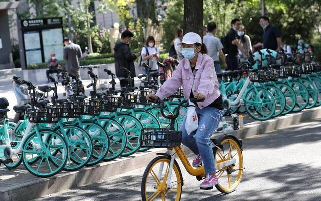 市民骑行共享单车。新京报记者王贵彬摄