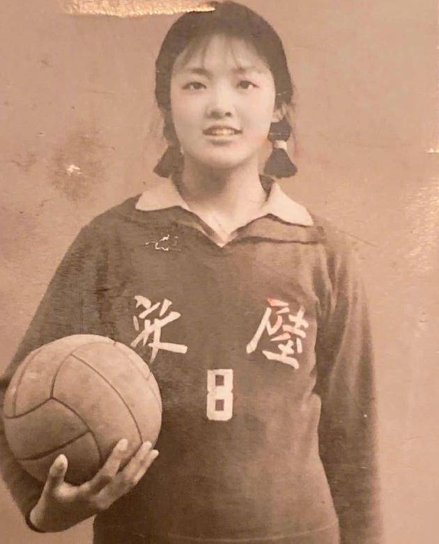 汪小菲晒母亲张兰年轻时照片