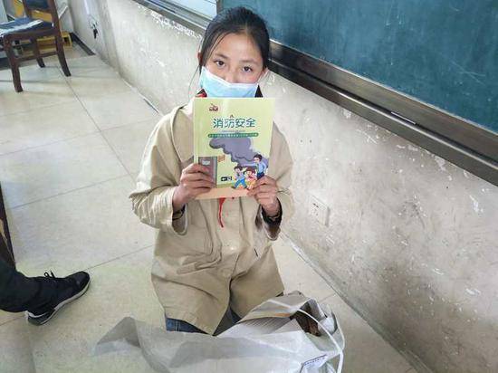 德阳万余份“六一”礼物进校园 孩子们收到《中小学消防安全教育读本》