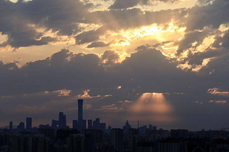 惊艳！北京日出 天空现万丈霞光  组图