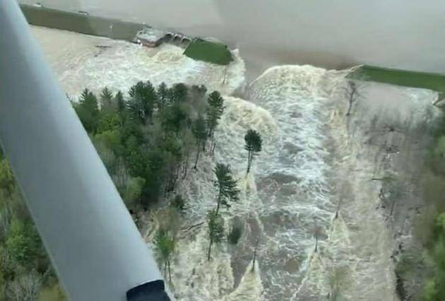 美国密歇根州两座大坝溃堤上万人撤离