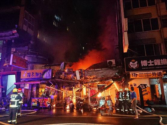 台湾一男子夜市内当警察面纵火 火势波及民宅致3人受伤
