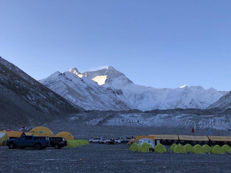 珠峰的天气瞬息万变，往往是清晨对珠峰一览无余，中午后就会迎来暴风雪。澎湃新闻记者王万春图