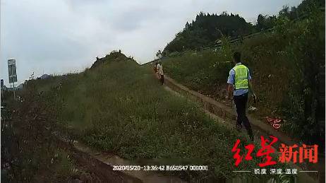 ↑高速交警到达现场，仍有村民带着背篓过来准备捡西瓜。