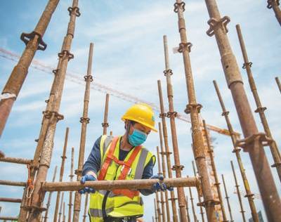 4月28日，中建三局的建设者在武汉光谷大悦城建设工地作业。新华社记者肖艺九摄