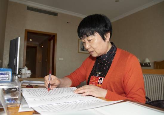 全国人大代表朱国萍：外国人为何对她设在路边的工作室感兴趣