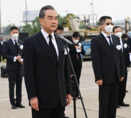 王毅在机场迎接驻以大使杜伟灵柩回国时的即席讲话