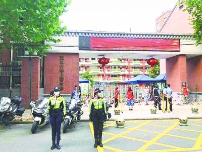 交警疏导交通进行护学岗活动