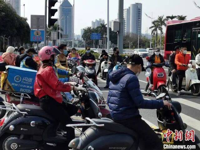 资料图：在南宁一交通要道等候红绿灯的电动自行车。蒋雪林摄