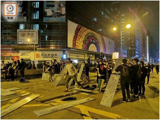 2019年11月，香港暴力分子在弥敦道近雅兰街堵路资料图图自港媒