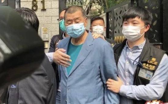  4月18日下午，香港警方将黎智英拘捕