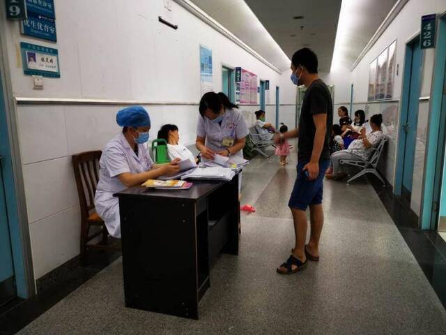 郴州市第一人民医院产科走廊。