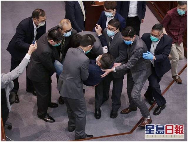香港反对派议员又闹场，6人被抬走
