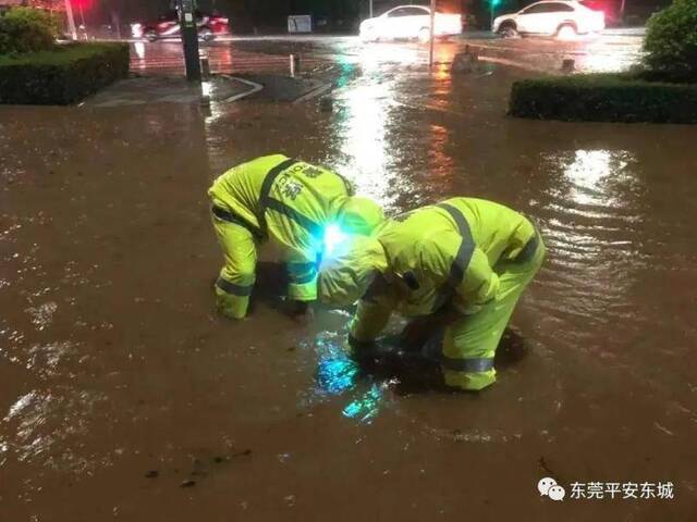 刷新东莞历史纪录的暴风雨中，这些画面让人感动…