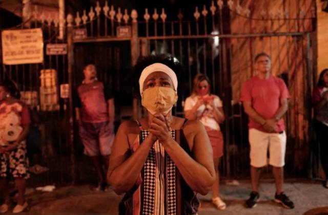 巴西民众戴着口罩在教堂外祈祷。/《时代》杂志报道截图