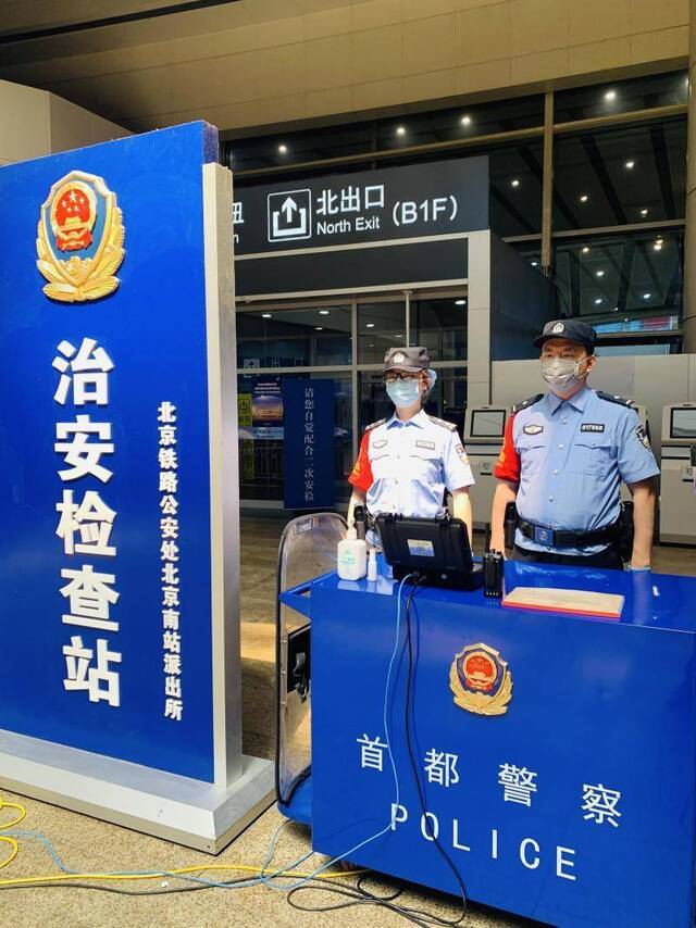 北京铁警在岗日答千问获旅客点赞