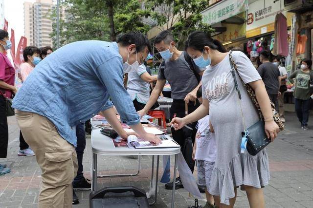 受够暴力了！香港市民街头踊跃签名撑“港版国安法”