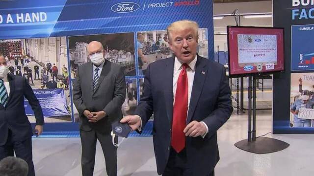 特朗普在面对记者时摘下了口罩。／《卫报》视频截图