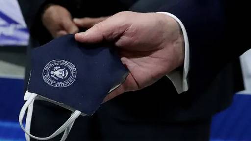 “定制款”口罩上印有总统徽章。／《卫报》视频截图