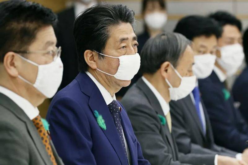 安倍戴着布口罩出席会议。／NHK视频截图