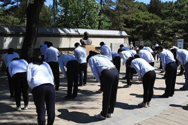 圆明园设立曾宪梓纪念日 其雕像作为爱国主义教育点位