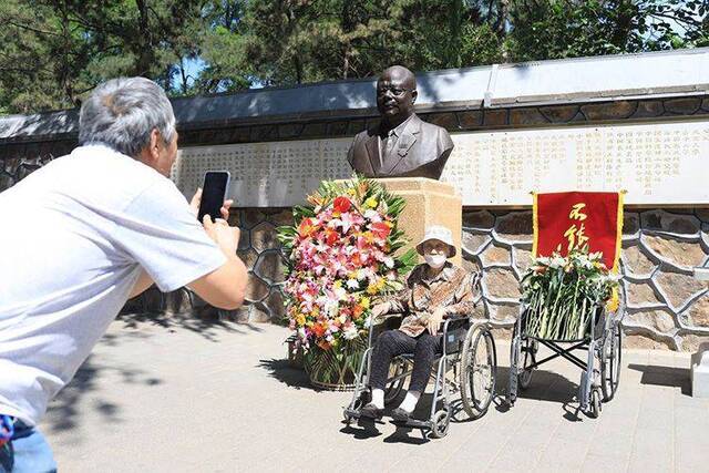 圆明园设立曾宪梓纪念日 其雕像作为爱国主义教育点位