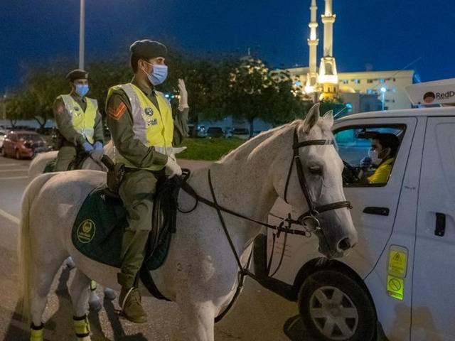 △迪拜骑警在街头查处违反防疫规定的人来源：当地媒体