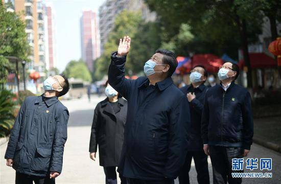 这是习近平在东湖新城社区考察时，向在家隔离居住的居民挥手致意、表示慰问。新华社记者谢环驰摄