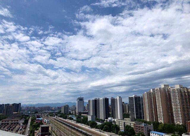 西三环，雨后白云满天。