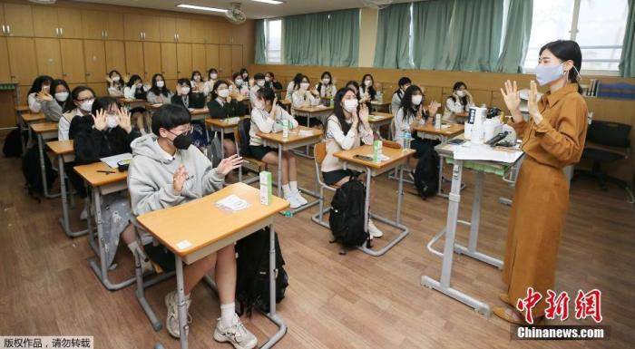 图为韩国济州老师在课堂上与学生们相互问候。