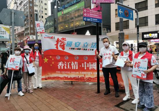 暴雨挡不住热情！香港市民街头集签名，撑立法