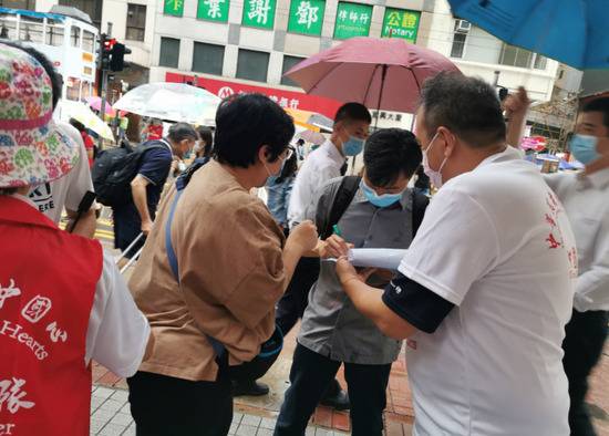 暴雨挡不住热情！香港市民街头集签名，撑立法