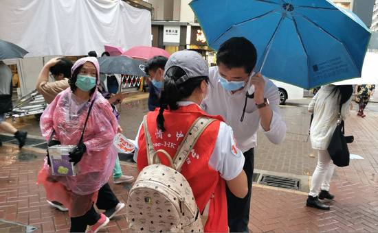 暴雨挡不住热情！香港市民街头集签名，撑立法