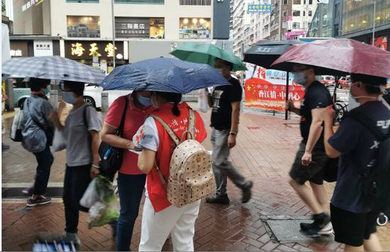 暴雨挡不住热情！香港市民街头集签名，撑立法