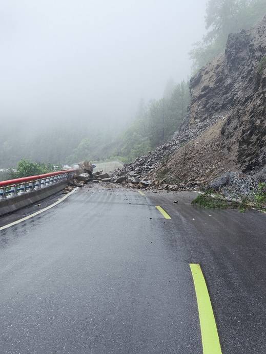 云南贡山发生多处山体塌方 独龙江水位暴涨