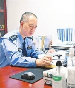 他忙着给民警做防疫培训