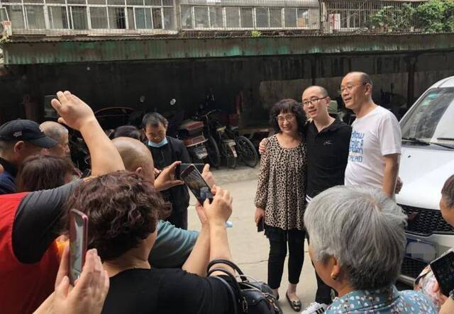寻子的家长们给李静芝一家三口拍照。新京报记者王翀鹏程摄