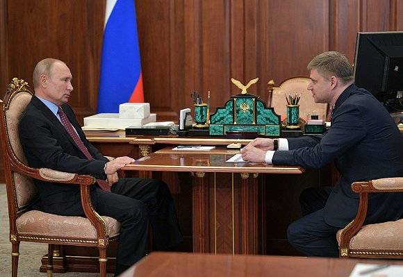 克宫公开普京隔离后的首张照片：与俄铁路总裁面对面无防护交谈