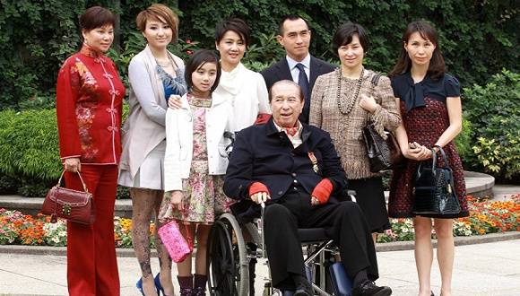  2011年，赌王何鸿燊和家人在一起。