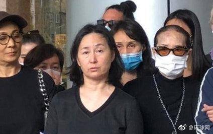 何鸿燊家人在医院见记者，女儿：家人有共识集体共同处理后事