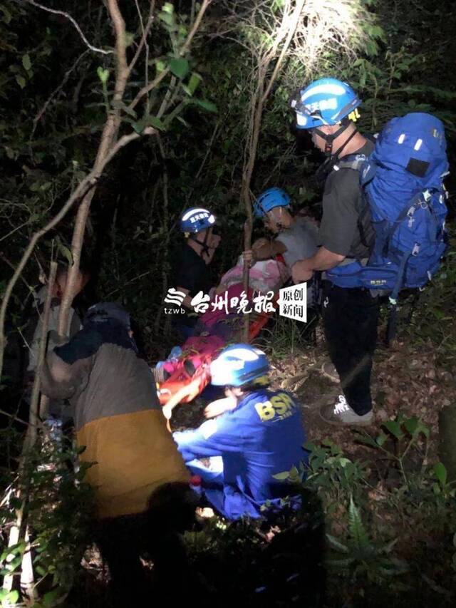 浙江47岁女驴友掉崖 一救援队员摔落20米悬崖均获救